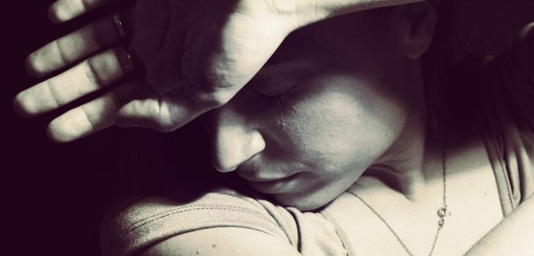 mulher-olhos-fechados