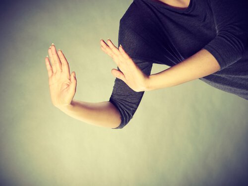 mulher-evitando-situacao