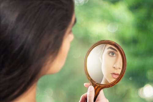 mulher-olhando-espelho