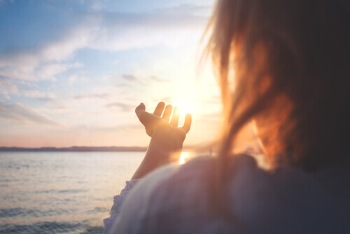 mulher-olhando-o-sol Somos o que nossa mente pensa?