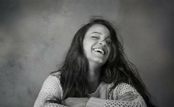 mulher-sorrindo-em-branco-e-preto Afeto positivo: o que é e como pode nos beneficiar?