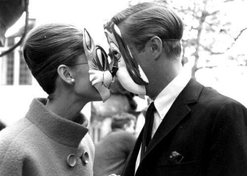 casal-mascara-senso-de-humor