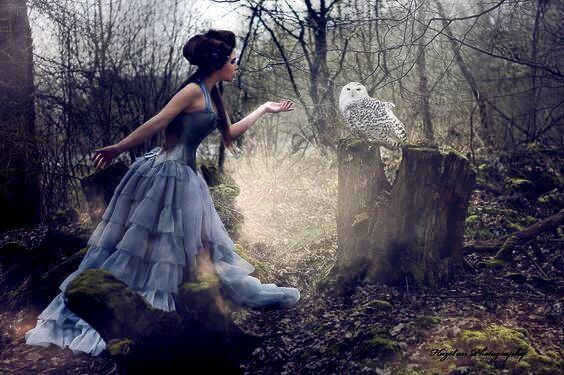 mulher-com-coruja-na-floresta