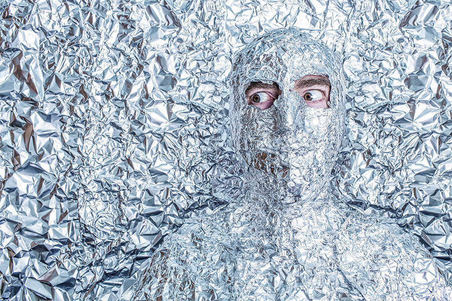 homem-coberto-de-papel-aluminio