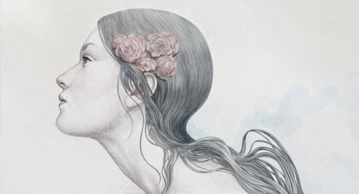 mulher-com-flores-no-cabelo