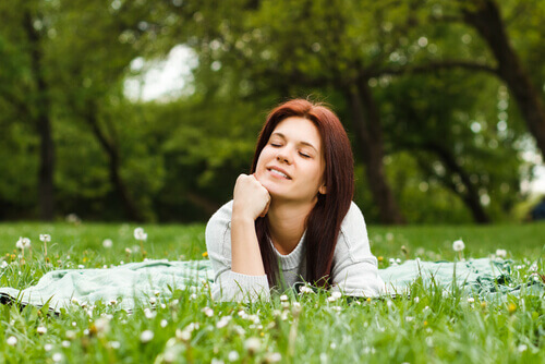 mulher-relaxando-natureza
