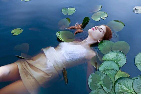 mulher-com-vitorias-regias