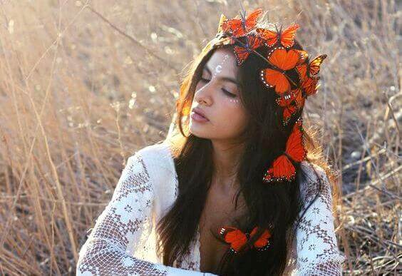 mulher-com-coroa-de-borboletas