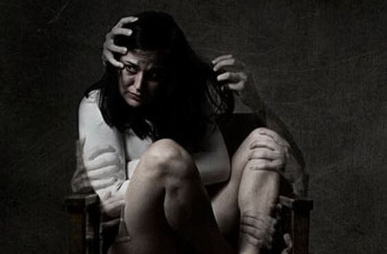 mulher-sentada-medo-maos