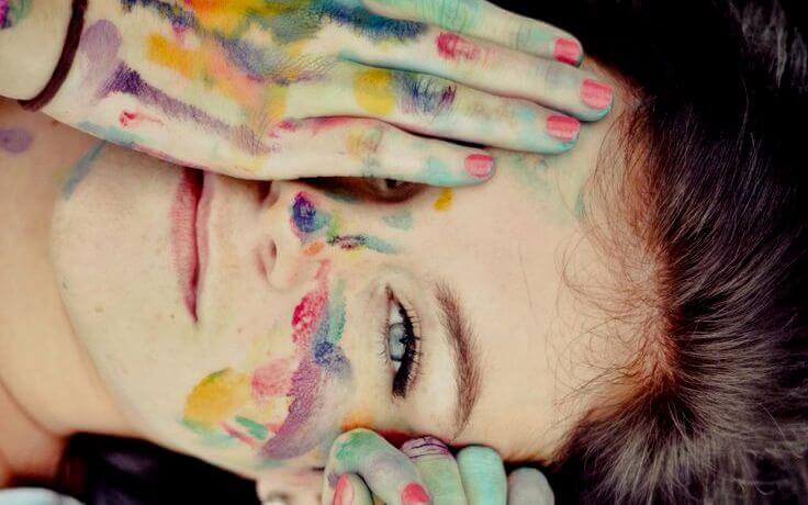 mulher-tinta-senso-de-humor