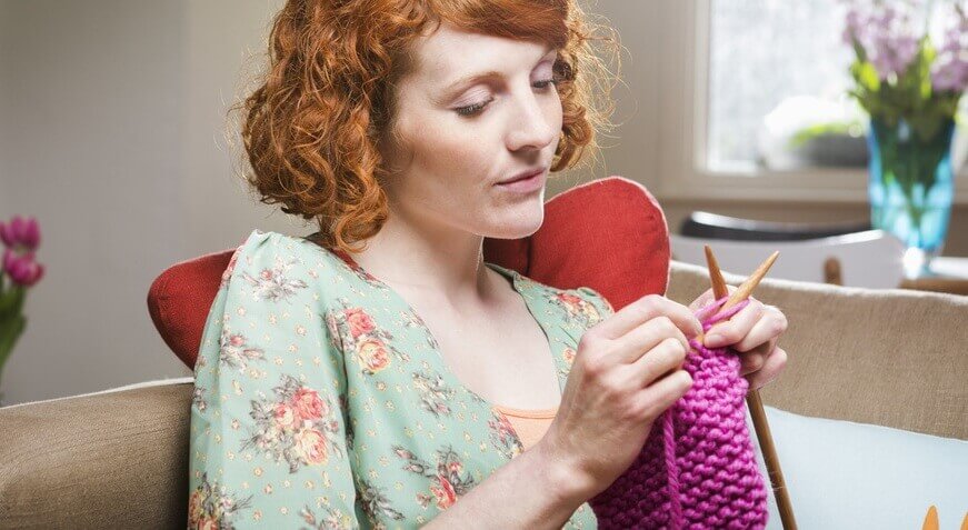 mulher-tricotando