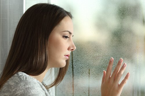 mulher-janela Dicas para se afastar do seu ex