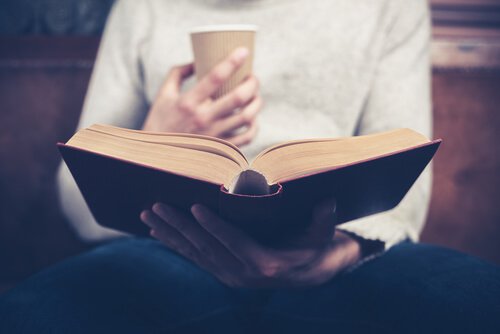 mulher-lendo-um-livro