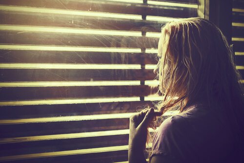mulher-olhando-pela-janela A ativação comportamental: uma ajuda para sair da depressão