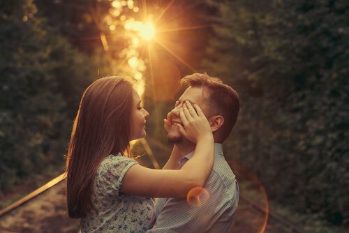 mulher-tapando-os-olhos-do-seu-namorado O amor cego me impede de ver o bosque