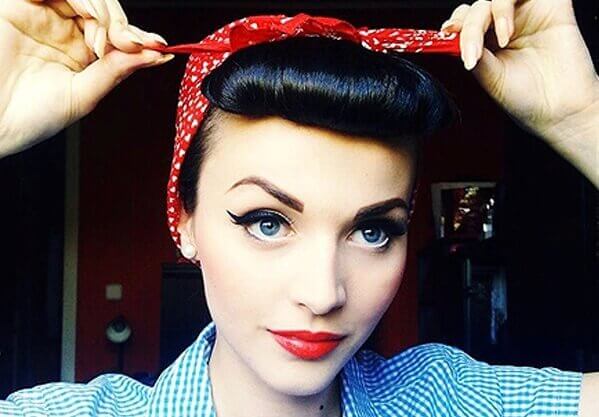 mulher-fazendo-laco-no-cabelo