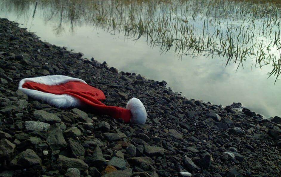 gorro-de-natal-jogado-no-chao