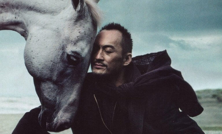 homem-acariciando-um-cavalo