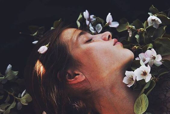 mulher-com-flores Pratique o amor próprio para ser feliz