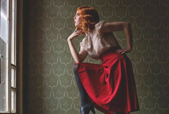 mulher-pensando-no-que-fazer