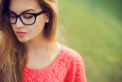 mulher-olhando-para-um-lado Ter o gênio forte não significa ser grosseiro ou agressivo