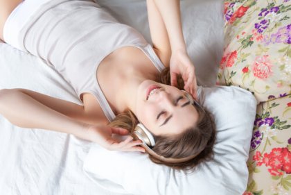 mulher-ouvindo-musica-na-cama