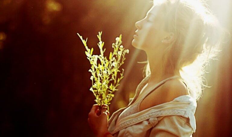 mulher-flor-raio-de-sol
