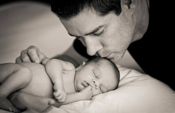 O pai que cuida do bebê não “ajuda”, apenas exerce a paternidade