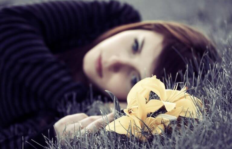 menina-deitada-em-campo