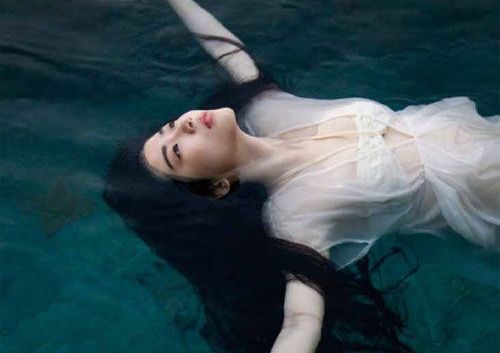 mulher-boiando-na-agua