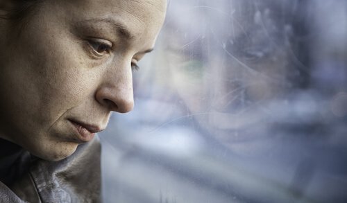 mulher-triste-por-mentiras Mentiras: as pedras que mais pesam nas nossas mochilas