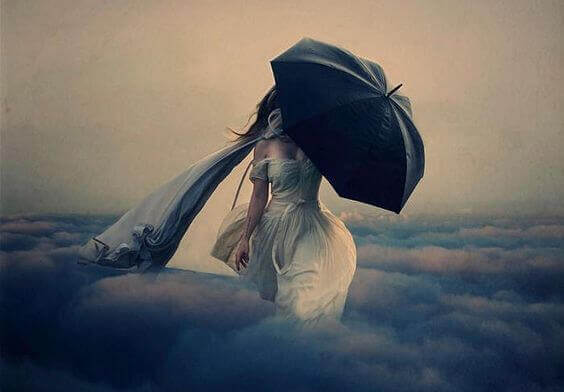 mulher-andando-nas-nuvens