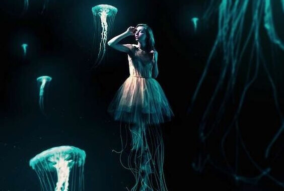 menina-com-aguas-vivas