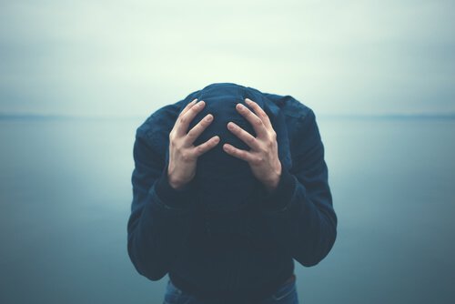 homem com ataque de pânico Quais problemas acarretam os ataques de pânico?