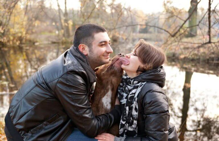 casal-feliz-com-cachorro