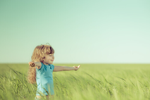 crianca-brisa-natureza