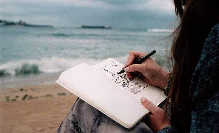 mulher-escrevendo-praia
