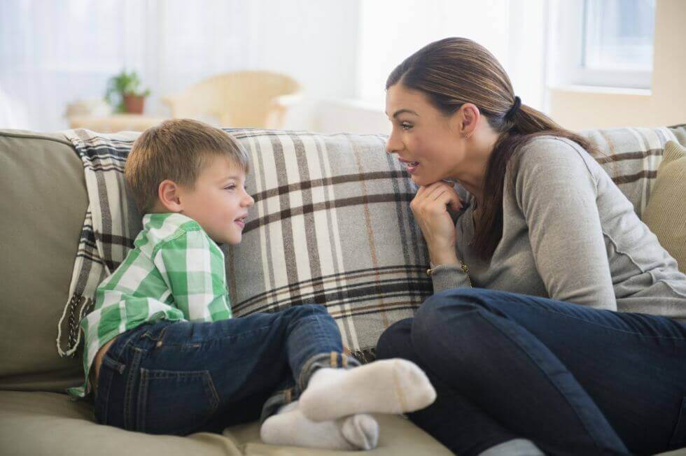 mae-conversando-com-filho