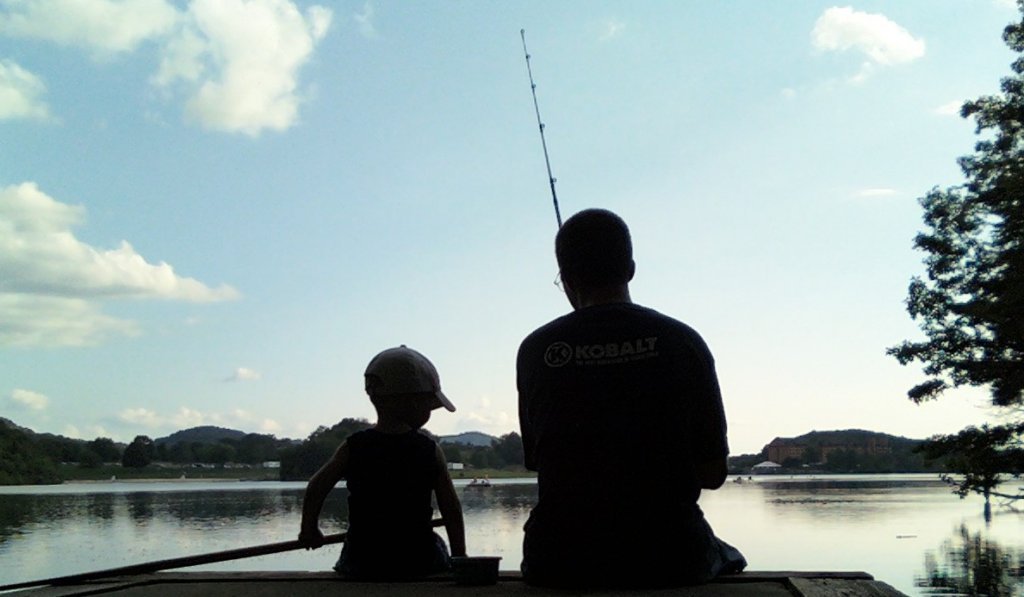 pai-e-filho-pescando