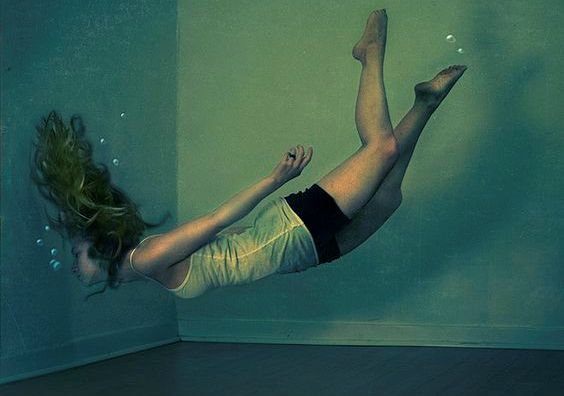 mulher-flutuando-representando-preguica A regra do minuto: um método para combater a preguiça