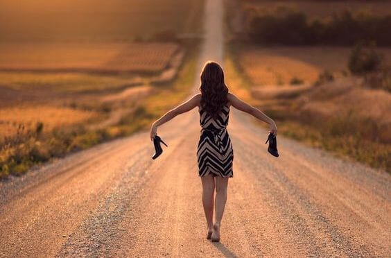 mulher-caminhando-sem-sapatos