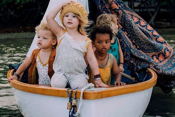 criancas-em-barco