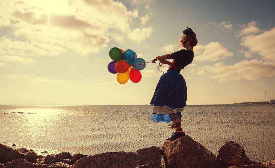 mulher-com-baloes 7 aspectos que você pensava que te fariam mais feliz
