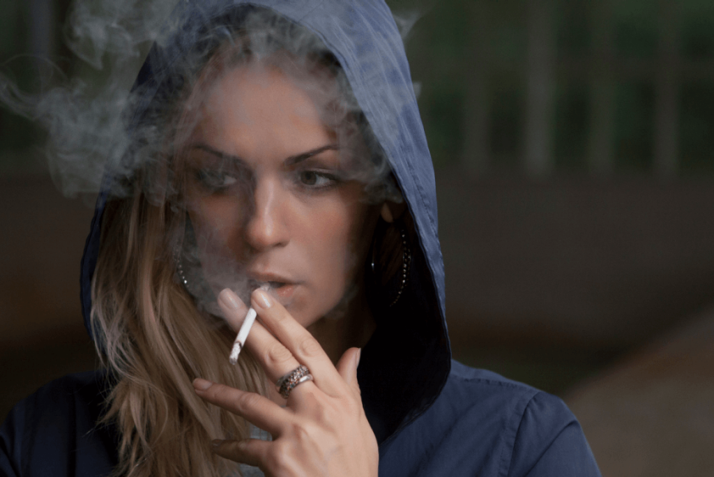 mulher-cigarro Que papel a sensibilidade à ansiedade desempenha no consumo de cigarro?