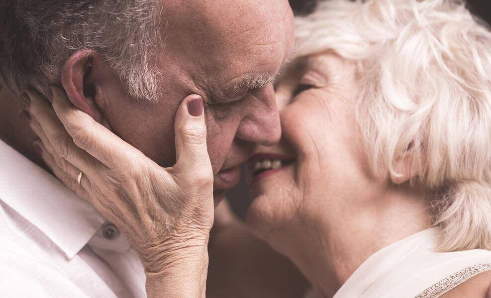 casal-idoso-beijos Os beijos são palavras silenciosas