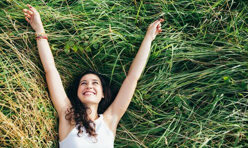 mulher-feliz-natureza