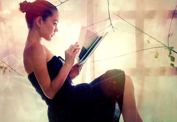 mulher-vendo-livro-de-fotos