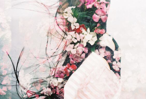 mulher-com-flores-no-cabelo