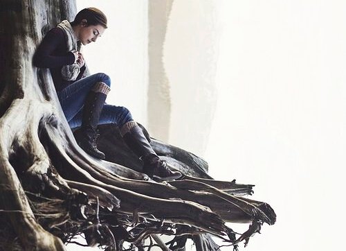 mulher-raizes-de-arvore