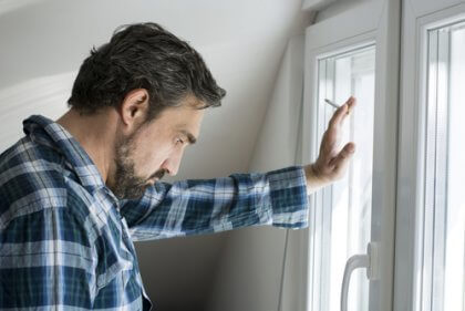 homem-segurando-cigarro